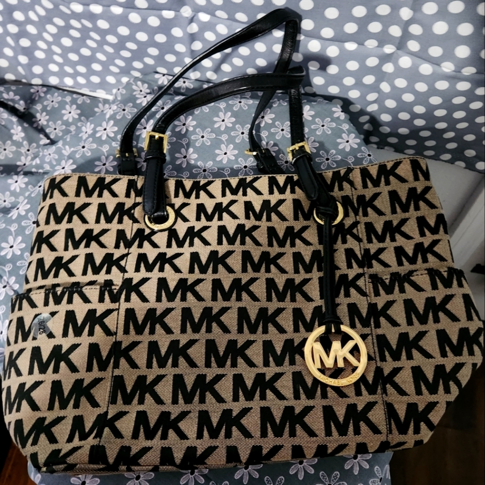 Michael Korrs large tote.  Has 2 side pockets.
